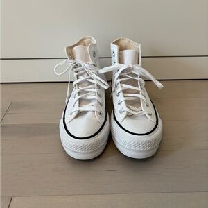 Converse - Canvas Platform High Top - White - Women’s size 6 !! 🤍